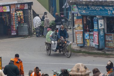 Puthia Bangladeş 'te sokak satıcıları ve trafik