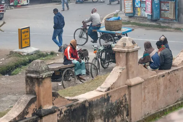 Puthia Bangladeş 'te sokak satıcıları ve trafik