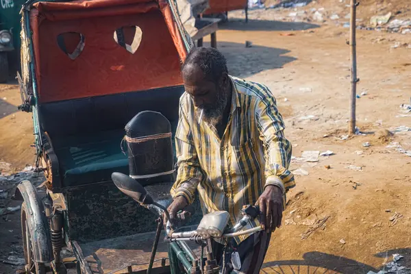 Bangladeş bisikletli triportör Bangladeş 'te fakir insanlar için zor iş
