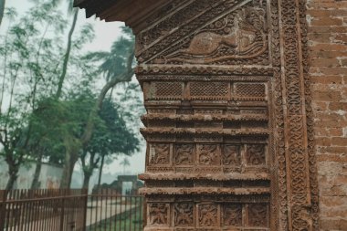 Puthia Bangladeş 'teki antik Hindu Pancharatna Tapınağı' nın (Beş Mücevher Tapınağı) güzel detayları ve levrek kabartmaları