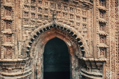 Puthia Bangladeş 'teki antik Hindu Pancharatna Tapınağı' nın (Beş Mücevher Tapınağı) güzel detayları ve levrek kabartmaları