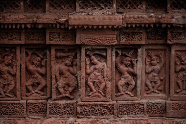 Puthia Bangladeş 'teki antik Hindu Pancharatna Tapınağı' nın (Beş Mücevher Tapınağı) güzel detayları ve levrek kabartmaları
