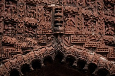 Puthia Bangladeş 'teki antik Hindu Pancharatna Tapınağı' nın (Beş Mücevher Tapınağı) güzel detayları ve levrek kabartmaları