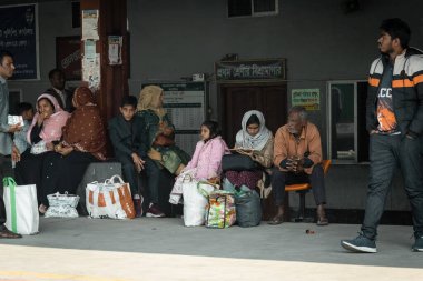 Bangladeşliler treni bir platformda bekliyorlar Puthia Bangladeş