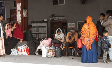 Bangladeşliler treni bir platformda bekliyorlar Puthia Bangladeş
