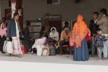 Bangladeşliler treni bir platformda bekliyorlar Puthia Bangladeş