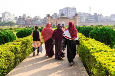 İnsanlar Dhaka Bangladeş 'teki Lalbagh Kalesini ziyaret ediyor.