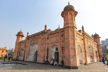 İnsanlar Dhaka Bangladeş 'teki Lalbagh Kalesini ziyaret ediyor.