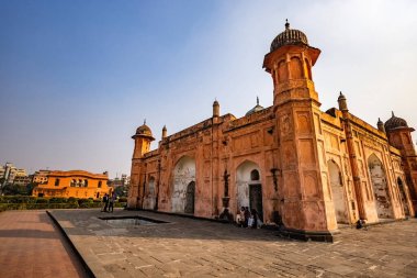 İnsanlar Dhaka Bangladeş 'teki Lalbagh Kalesini ziyaret ediyor.