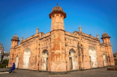 İnsanlar Dhaka Bangladeş 'teki Lalbagh Kalesini ziyaret ediyor.