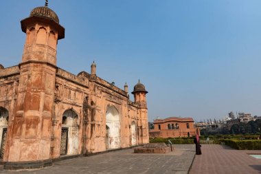 İnsanlar Dhaka Bangladeş 'teki Lalbagh Kalesini ziyaret ediyor.