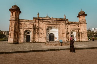 İnsanlar Dhaka Bangladeş 'teki Lalbagh Kalesini ziyaret ediyor.
