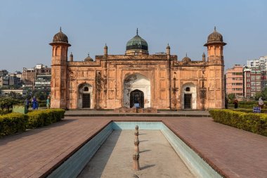 İnsanlar Dhaka Bangladeş 'teki Lalbagh Kalesini ziyaret ediyor.