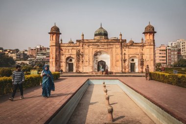İnsanlar Dhaka Bangladeş 'teki Lalbagh Kalesini ziyaret ediyor.