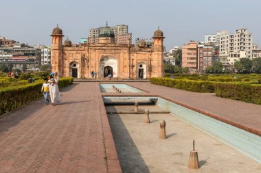 İnsanlar Dhaka Bangladeş 'teki Lalbagh Kalesini ziyaret ediyor.