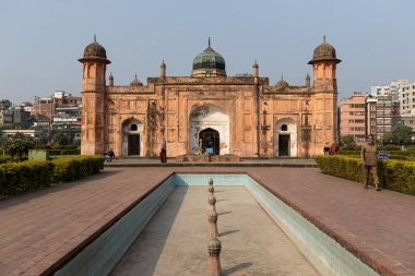 İnsanlar Dhaka Bangladeş 'teki Lalbagh Kalesini ziyaret ediyor.