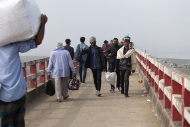 Bangladeş 'teki Chittagong yolcu limanında kalabalık var.