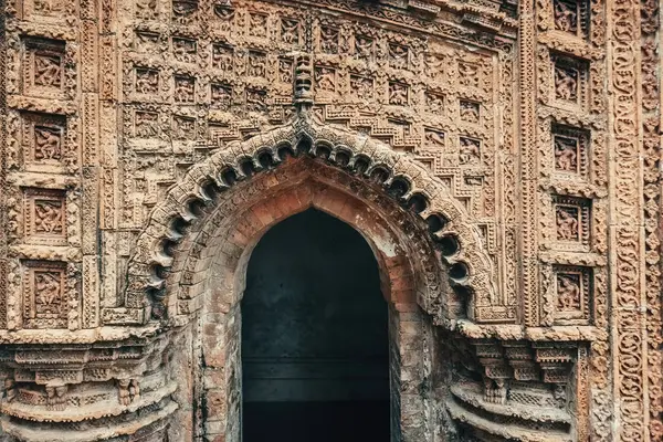 Puthia Bangladeş 'teki antik Hindu Pancharatna Tapınağı' nın (Beş Mücevher Tapınağı) güzel detayları ve levrek kabartmaları