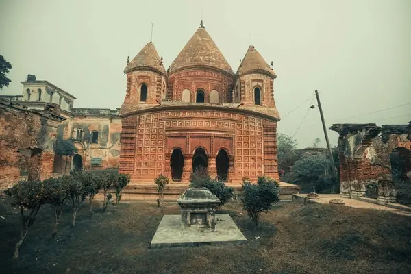 Puthia Bangladeş 'teki antik Hindu Pancharatna Tapınağı' nın (Beş Mücevher Tapınağı) güzel detayları ve levrek kabartmaları