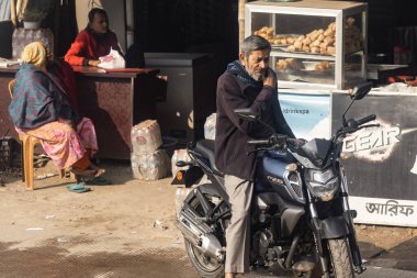 Bangladeşli adam Chittagong Bangladeş 'te motosikletli.