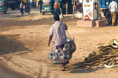 Bangladeşli adam Chittagong Bangladeş sokaklarında mutfak gereçleri satıyor.