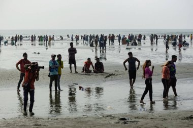 Cox 's Bazar halk plajı Bangladeş' teki kalabalık.