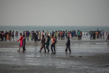 Cox 's Bazar halk plajı Bangladeş' teki kalabalık.