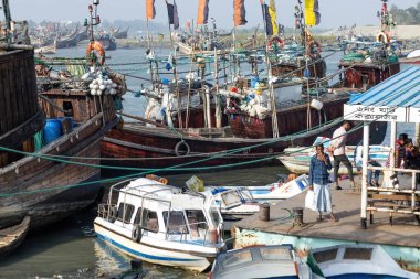 Cox 's Bazar deniz limanındaki tekneler Bangladeş' teki başka bir adaya giden insanlar.