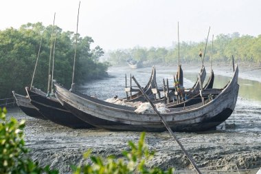 Cox 's Bazar deniz limanındaki tekneler Bangladeş' teki başka bir adaya giden insanlar.