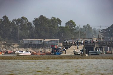 Chittagong Bangladeş 'te deniz yoluyla seyahat eden insanlarla dolu bir yolcu gemisi.