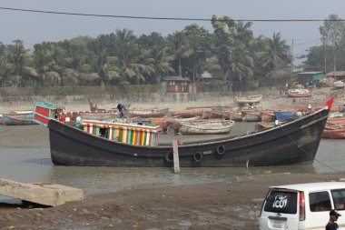 Chittagong Bangladeş 'te deniz yoluyla seyahat eden insanlarla dolu bir yolcu gemisi.