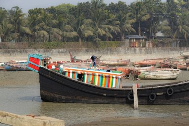 Chittagong Bangladeş 'te deniz yoluyla seyahat eden insanlarla dolu bir yolcu gemisi.