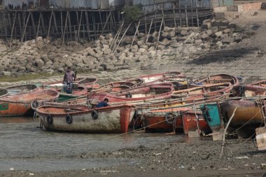 Chittagong Bangladeş 'te deniz yoluyla seyahat eden insanlarla dolu bir yolcu gemisi.