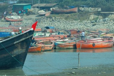 Chittagong Bangladeş 'te deniz yoluyla seyahat eden insanlarla dolu bir yolcu gemisi.
