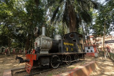 Bangladeş 'teki Chittagong demiryolu müzesinin önündeki tarihi tren.