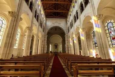 Priştine 'deki Aziz Teresa Katedrali' nin Kosova 'daki iç ayrıntıları