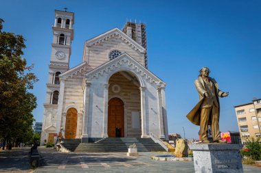 Kosova 'nın Priştine heykeli Aziz Teresa Katedrali ve İbrahim Rugova' nın eski cumhurbaşkanı