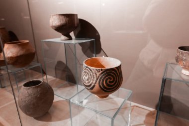 Priştine 'deki Kosova Müzesi' nde antik eserler ve çömlekler