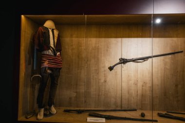 Priştine 'deki Kosova Müzesinde geleneksel Kosova kostümü