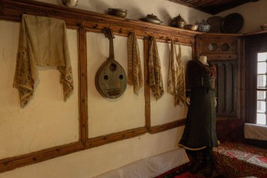 Priştine 'deki Etnoğrafya Müzesi' ndeki (Muzeu Etnologjik) geleneksel evin içinde oturma odası 