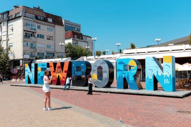 Priştine 'nin merkezinde yeni doğan heykel Kosova' da