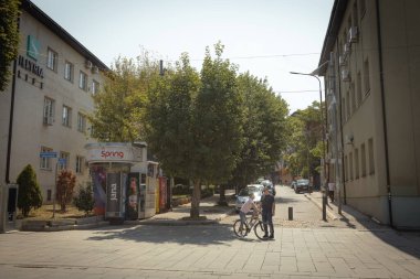 Merkez sokak ve Priştine 'nin dışındaki insanlar Kosova