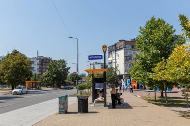 Newborn adlı otobüs durağı ve Priştine 'deki Kosova' da otobüs bekleyen insanlar