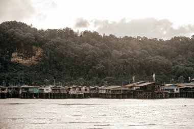 Malezya 'nın Sabah ilindeki su çöplüğü üzerinde balıkçı köyü evleri