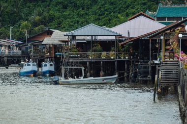 Malezya 'nın Sabah ilindeki su çöplüğü üzerinde balıkçı köyü evleri