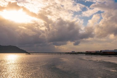 Sandakan Borneo Malezya 'daki balıkçı köyünün üzerinde gün batımı gökyüzü