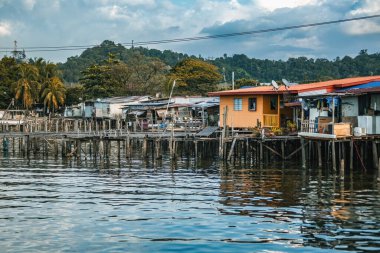 Malezya 'nın Sabah ilindeki su çöplüğü üzerinde balıkçı köyü evleri