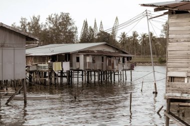 Malezya 'nın Sabah ilindeki su çöplüğü üzerinde balıkçı köyü evleri