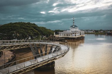 Kuching Sarawak Malezya 'daki Mescidi Kuching veya Yüzen Cami