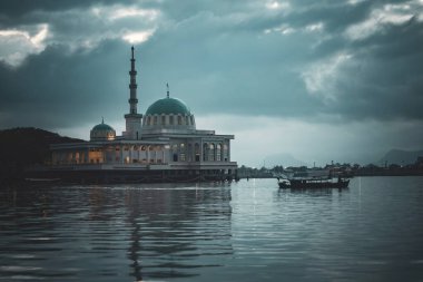 Kuching Sarawak Malezya 'daki Mescidi Kuching veya Yüzen Cami